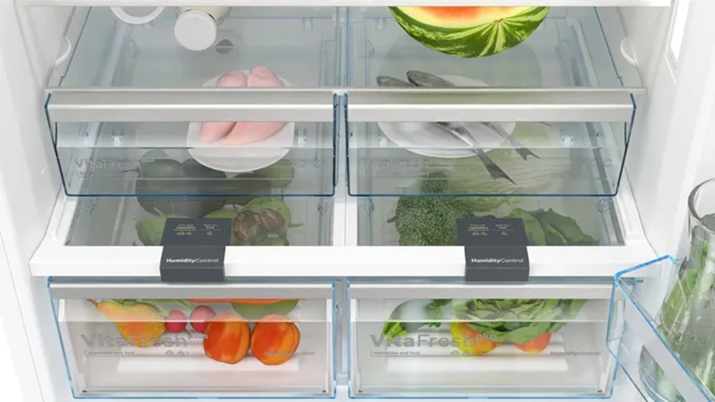 یخچال بوش بالا پایین مدل KGD86AW31U سفید 4 سیستم VitaFresh: خداحافظی با میوه و سبزیجات پلاسیده در یخچال فریزر بوش